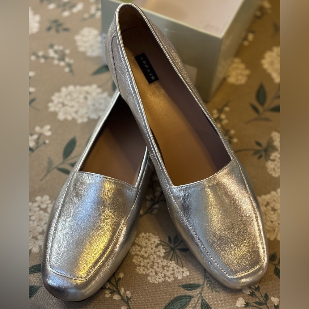 Array Freedom Leather Silver Flats. NIB 9.5 Narrow.